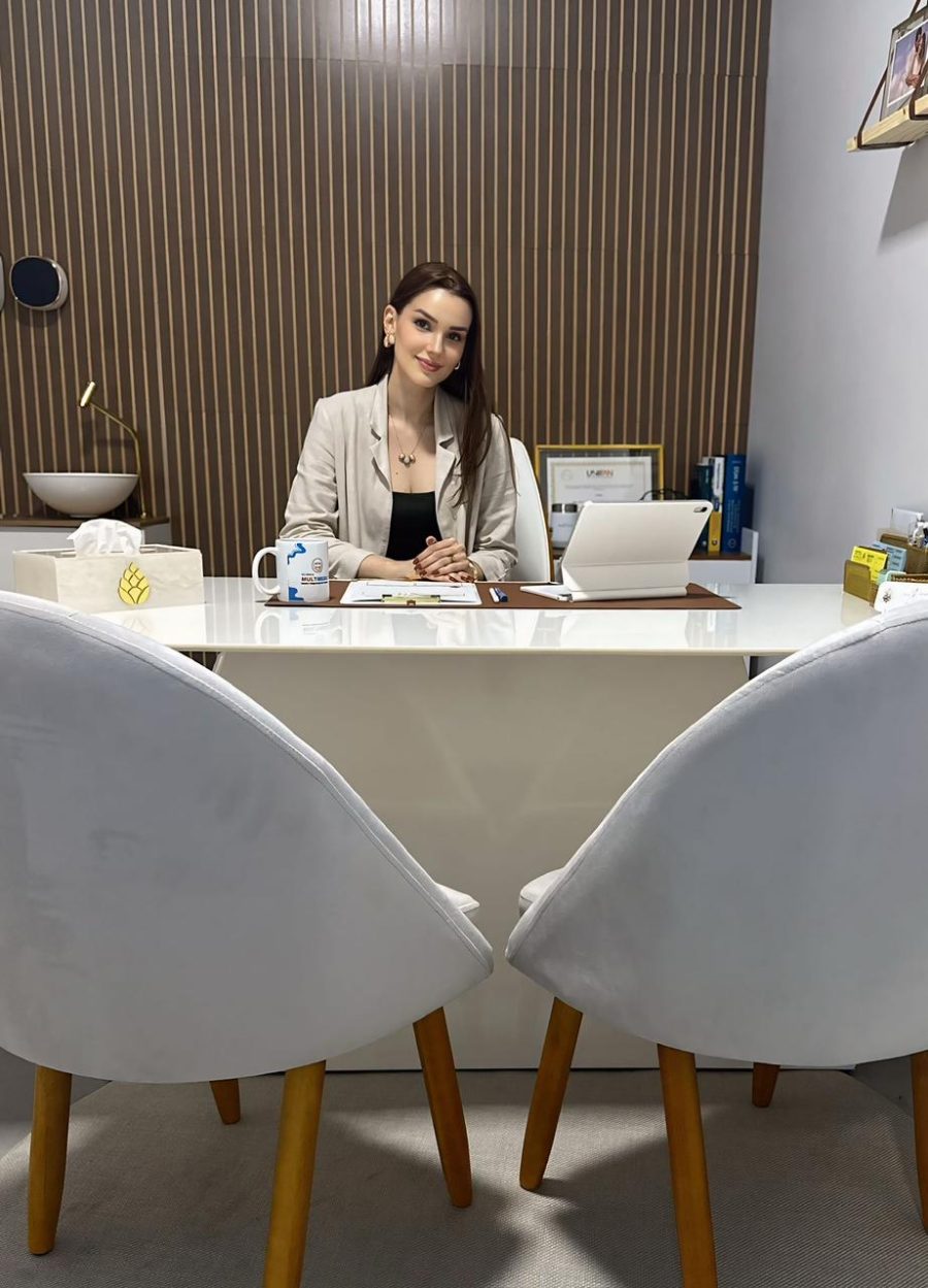 Dra. Renata Dechichi atendendo em seu consultório