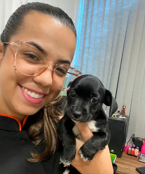 Veterinária com um filhote no colo