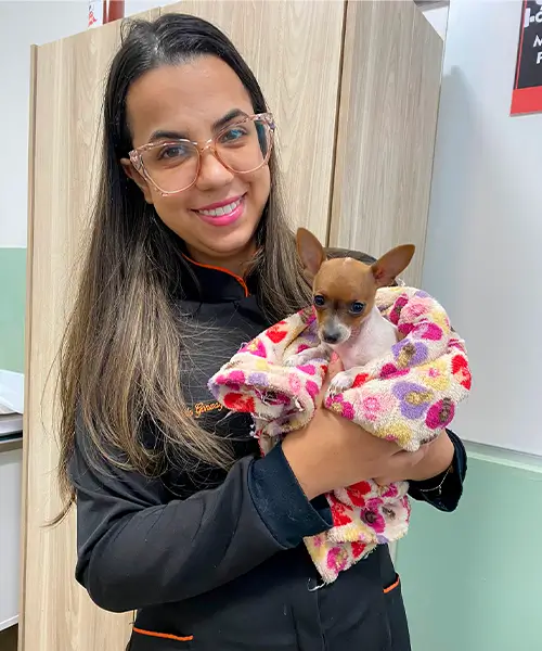 Veterinária com um cachorrinho de roupinha