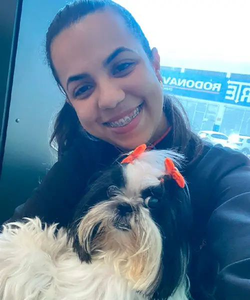 Veterinária com um cachorro shih-tzu